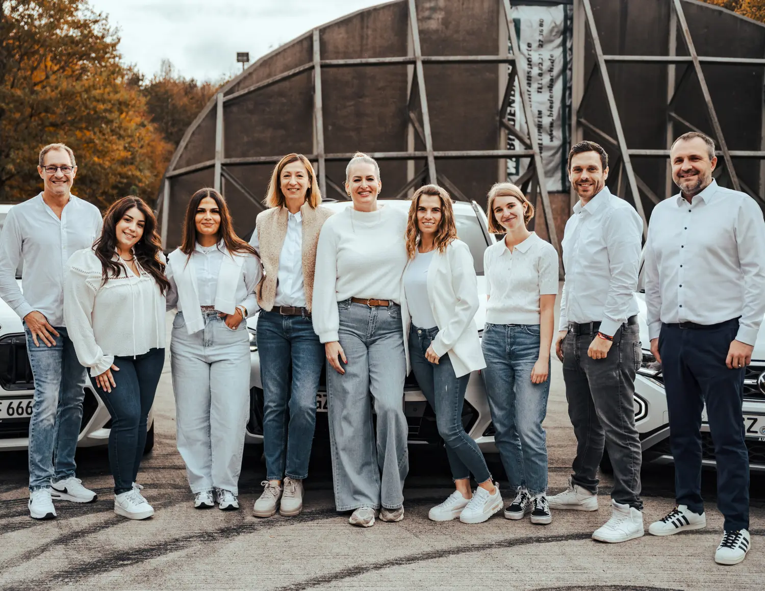 Das Team von Ramona’s Fahrschule vor einem Fahrschulauto